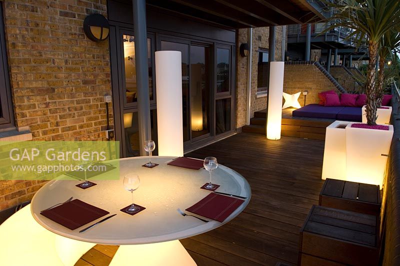 Contemporary balcony overlooking the Thames at Wapping