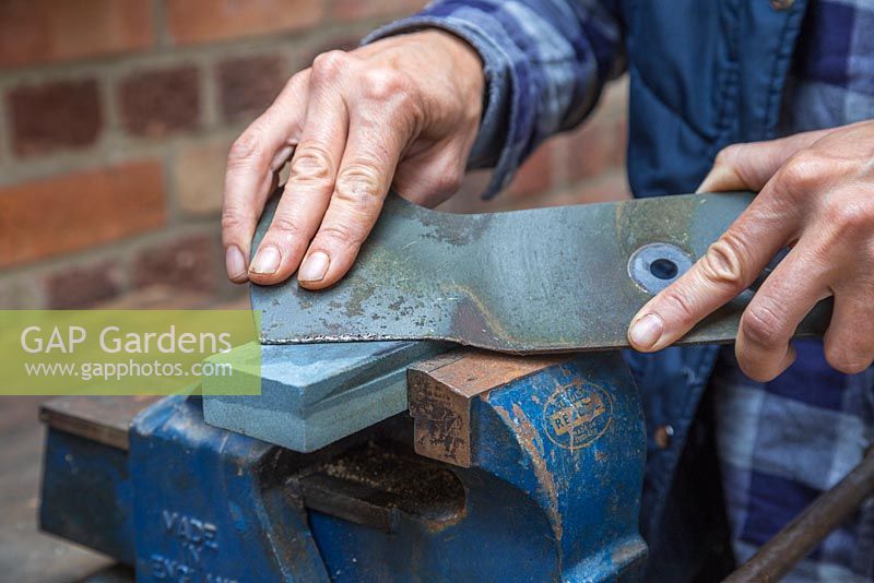 Sharpen your lawn mower blade on the lubricated sharpening stone
