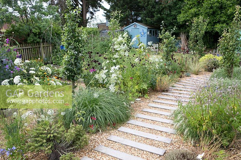 Overview back garden, gravel path with stepping stones - Coastal garden 