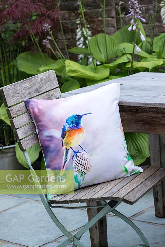 Cushion cover decorated with an image of a bird.
