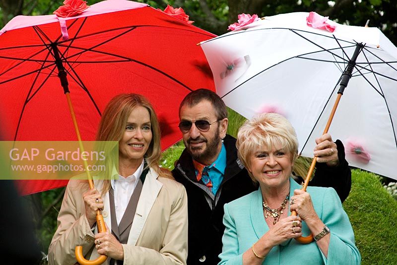 Ringo Starr and his wife Barbara Back with Gloria Hunniford. Chelsea Flower Show 2006