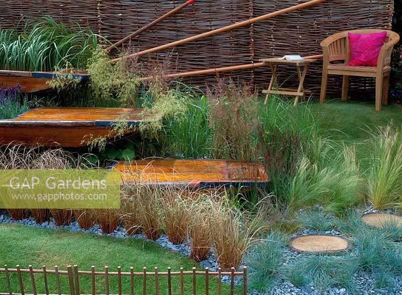 Canoe decking terraces surrounded by grasses and wattle fence surround, hcfs 2002, the river cam, Design: Jo Montague Fuller