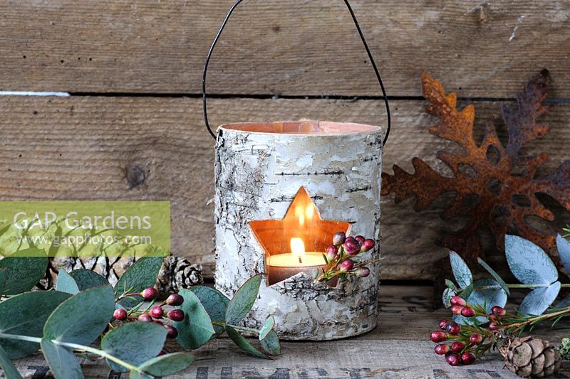 Bark tealight with foliage, cones and snowflake