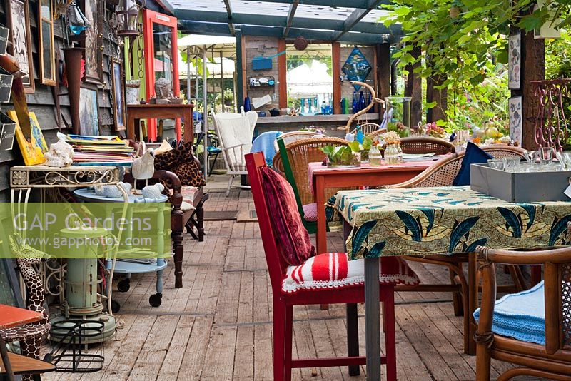 Garden cafe on a deck patio. De Luie Tuinman