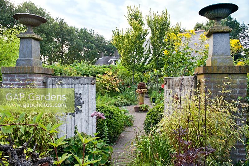 Entrance to the garden. De Luie Tuinman