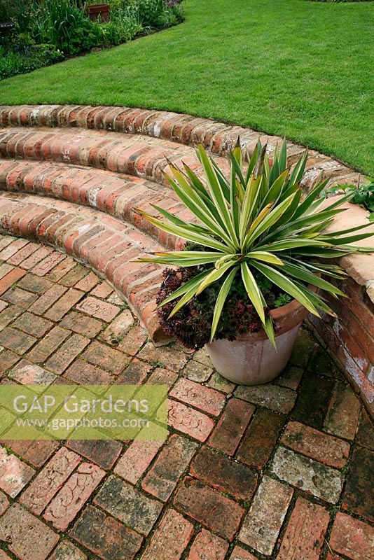 Brick basketweave pattern patio and curving steps built from recycled bricks. Design: David Green and Elaine MacKenzie.