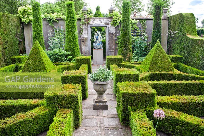 Formal garden with yew topiary and hedging. Frank Thuyls garden.