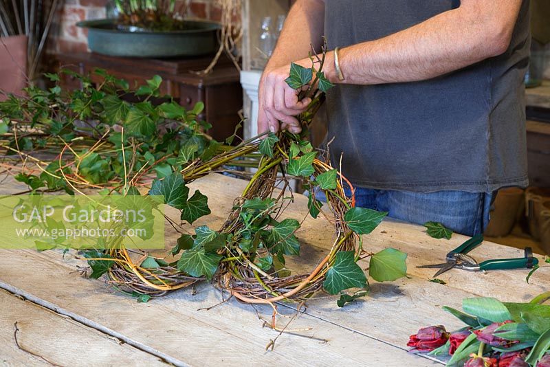 Add hedera helix to the wreath