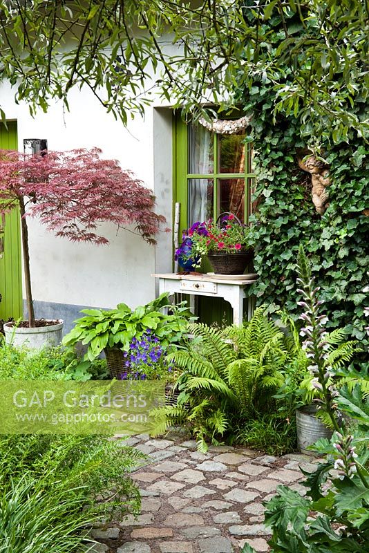 Courtyard with floral displays and borders. Design: Dina Deferme