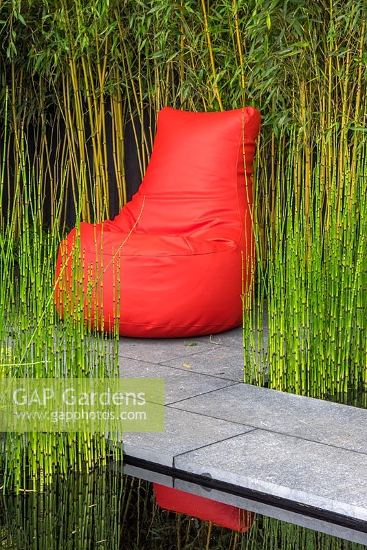 Contempory red bean seat with Equisetum japonicum and bamboo