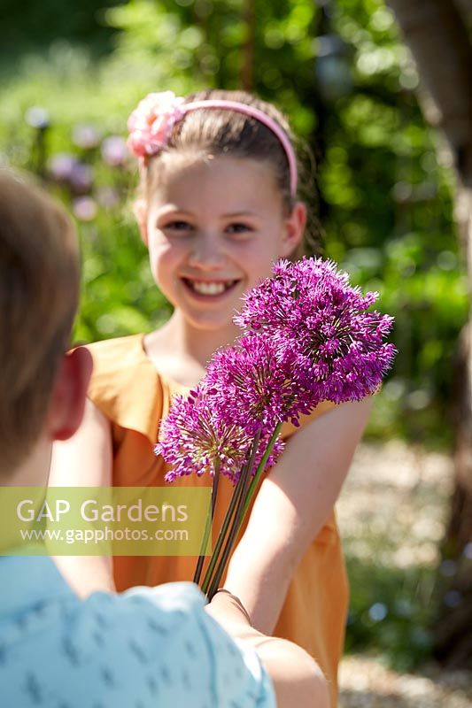 Children with Allium 'Purple Sensation
