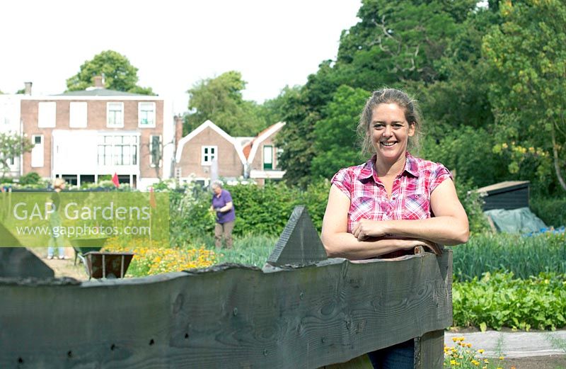 Jessica Zwartjes at the gate in front of the garden HET ZOETE LAND.