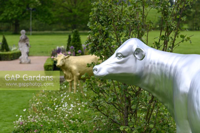 Formal clipped topiary and hand-painted Model Cows. Experience Peak District and Derbyshire Garden - RHS Chatsworth Flower Show 2017 - Designer: Lee Bestall MSGD - Builder: JPH Landscapes