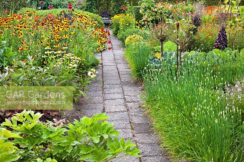 Path through borders in kitchen garden. Design: Dineke Logtenberg