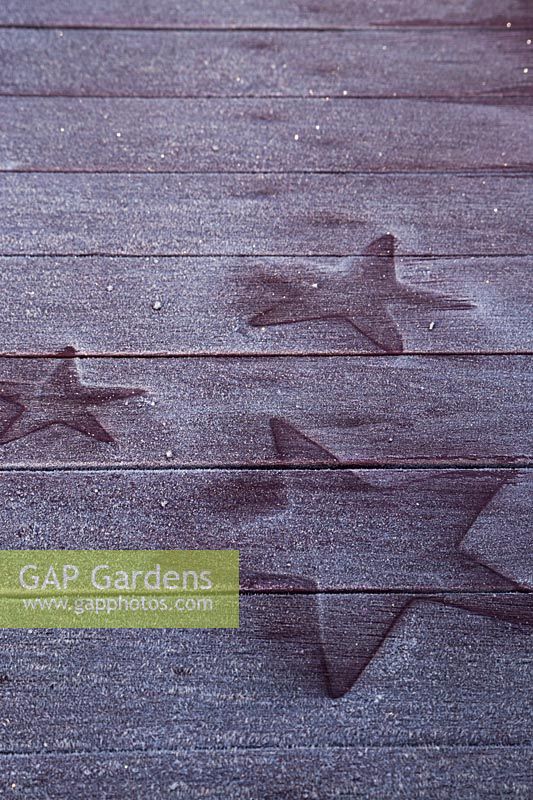 Frosty wooden surface with star outline