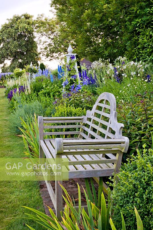 Long border with garden bench. Design: Carol Bruce