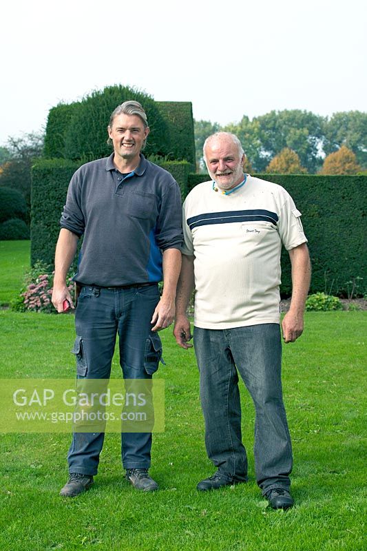 Dirk Aneca and Jan de Boer, garden boss in front of the renovated mansion of Bingerden Estate.