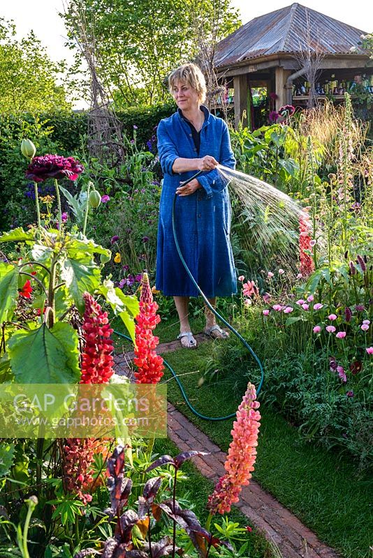 Sarah Raven Watering flowers with a hose - The Anneka Rice Colour Cutting Garden - RHS Chelsea Flower Show 2017 