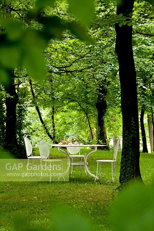Garden furniture on lawn - Beretta Kastner architetti. Monza. Italy