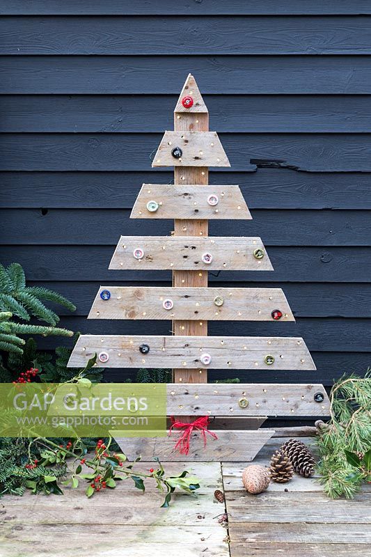Pallet Christmas tree arrangement