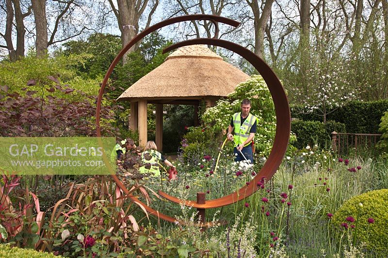 The M and G Centenary Garden 'Windows Through Time'. RHS Chelsea Flower Show. Designer Roger Platts. Build up, creating the garden