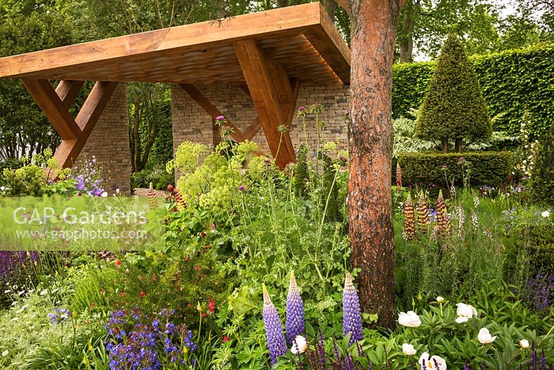 The Morgan Stanley Garden at the RHS Chelsea Flower Show 2017. Sponsor: Morgan Stanley. Designer: Chris Beardshaw. Awarded a Silver Gilt Medal. The M