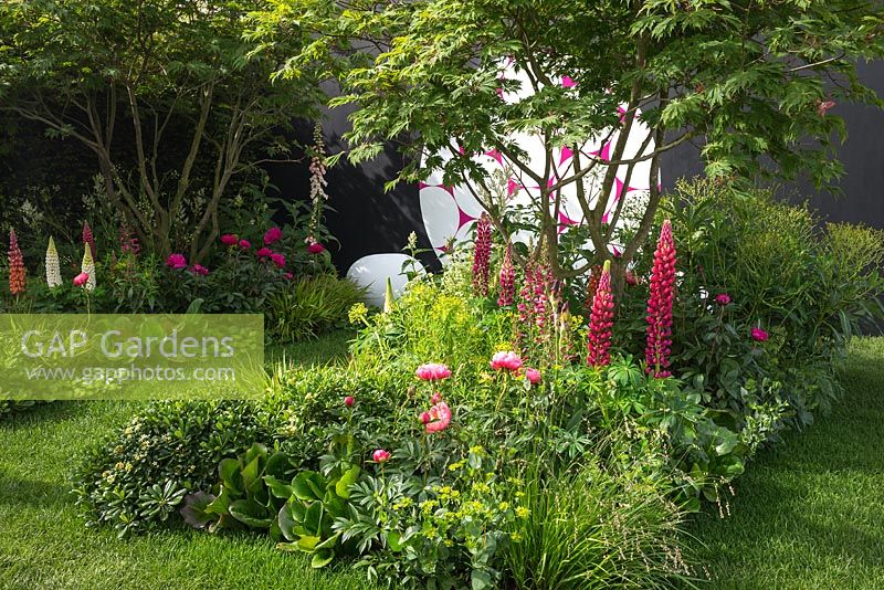 The Breast Cancer Now Garden: Through the Microscope at the RHS Chelsea Flower Show 2017. Designer: Ruth Willmott. Awarded a Silver Gilt Medal. The B