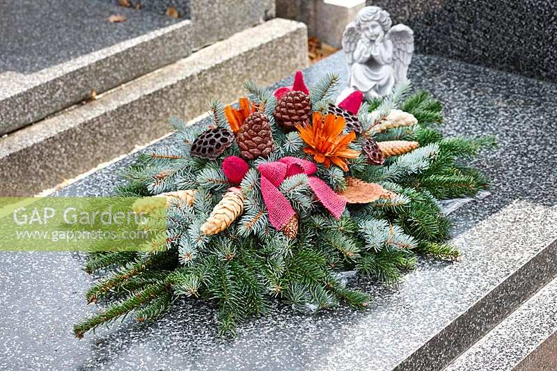 Grave arrangement with brush wood