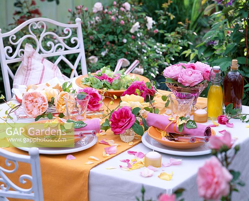 Table setting with pink ( English fragrant roses )