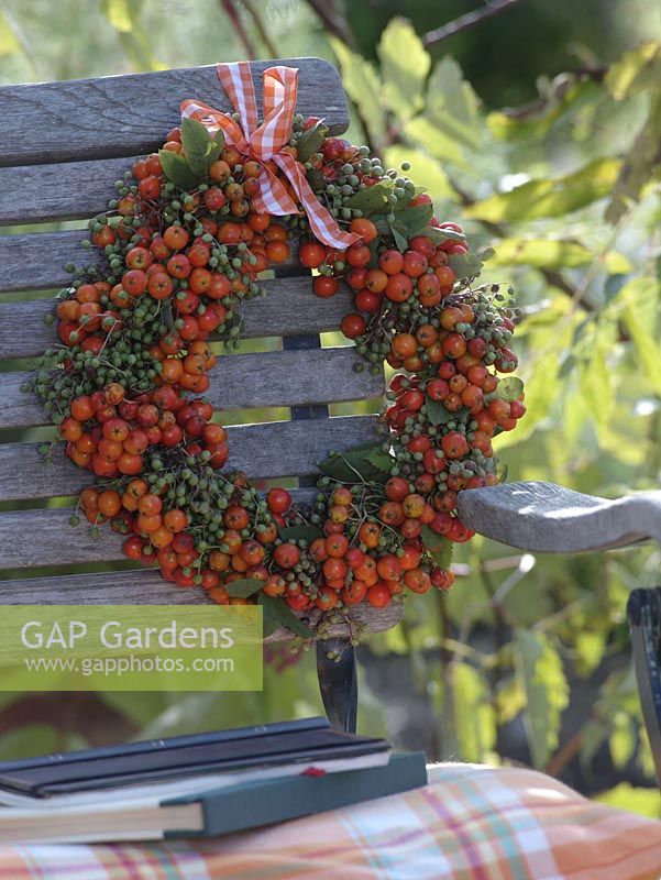 Wreath of rowan berries and elder 3/3