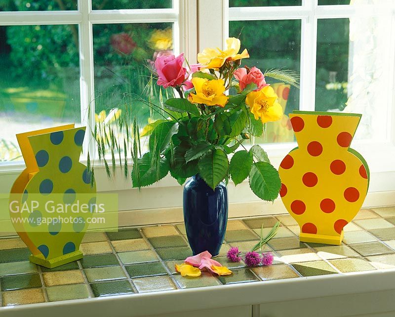 Bukett / Gesteck Blumenstrauß mit Rosen / Fenster