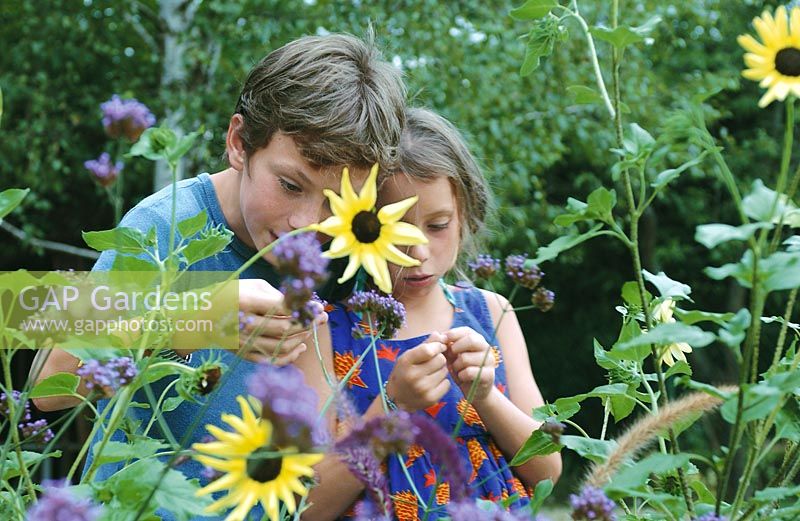 Stimmungsbild mit Blumen und Kinder