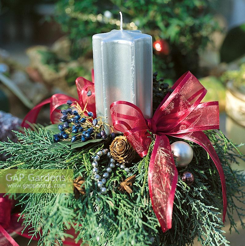 Adventsgesteck mit silberner sternförmiger Kerze