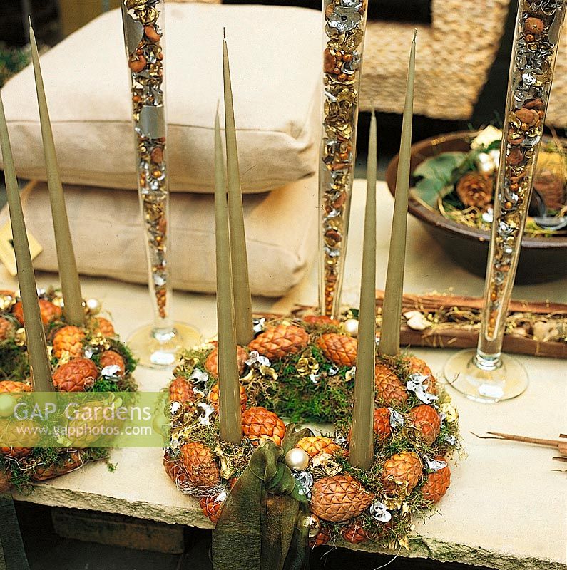 Adventskranz mit Zapfen und grünen Kerzen