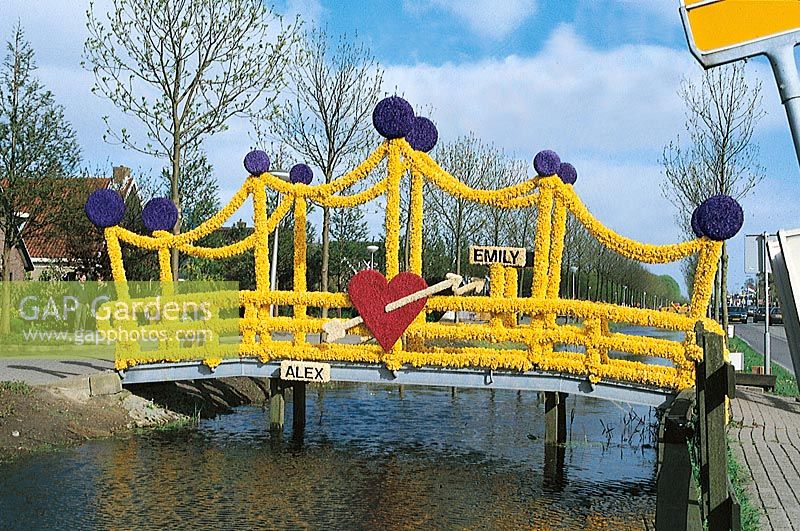 Bridge decoration made of flowers in from of a crown