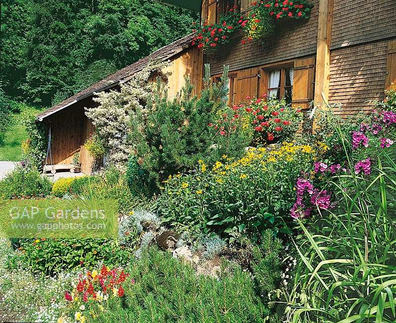 Haus / Häuser Holzhaus / Sommerblumen