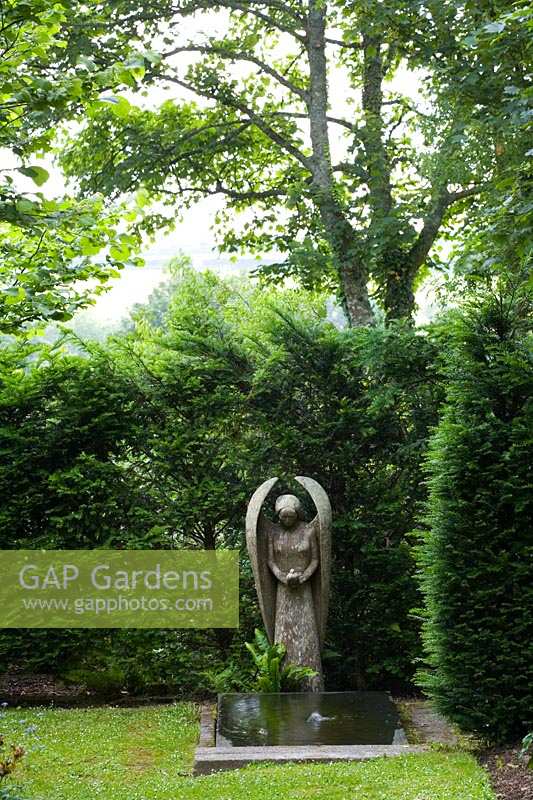 Caervallack, Cornwall, UK. ( McClary/Robinson ) Artists garden in summer, the carved angel in the 'Angel Garden'