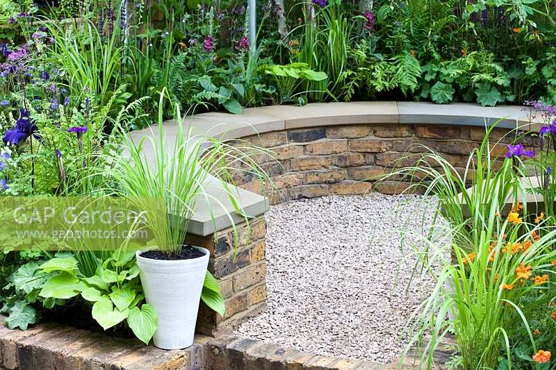 Chelsea Flower Show, 2009. 'Demelza' garden ( des. Jo Thompson ) Tiny cortyard garden with curved brick wall and gravel