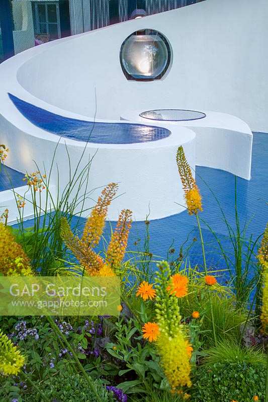 Hampton Court Flower Show, 2004. 'Aquarius' ( des. Hooks and Meldrum ) contemporary urban small garden with water filled rills, white painted walls and modern planting