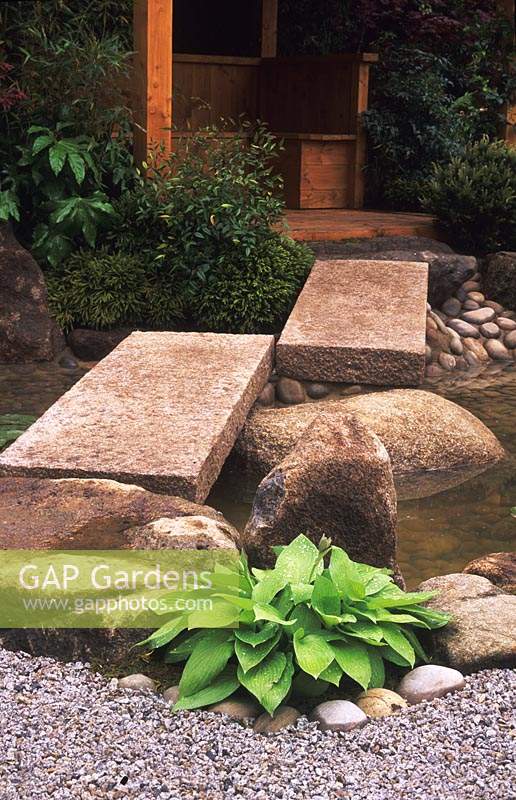 Chelsea FS 1995 Design Julian Dowle and Koji Ninomiya Japanese garden with stone bridge walkway over pond