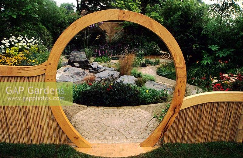 Hampton Court FS 1999 Feng Shui garden Design Pamela Woods Wooden moon gate by James Showers bamboo fence