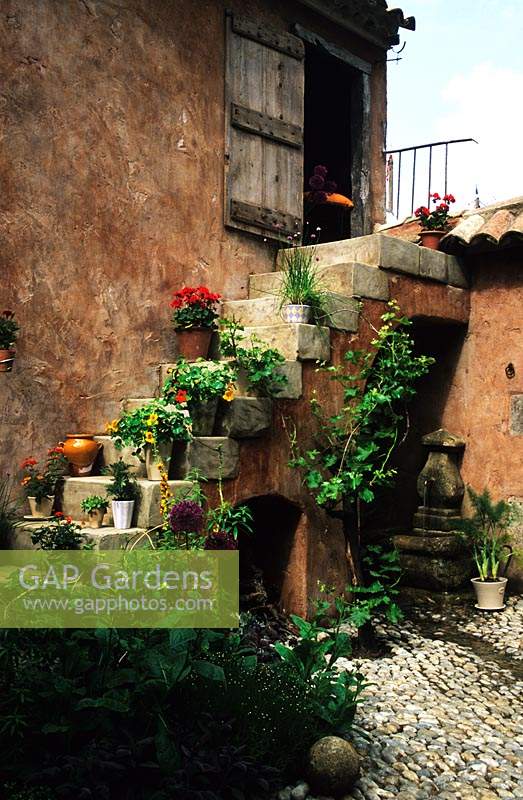 Chelsea FS 1997 Design Fiona Lawrenson Mediterranean garden with terra cotta colour washed wall stone steps