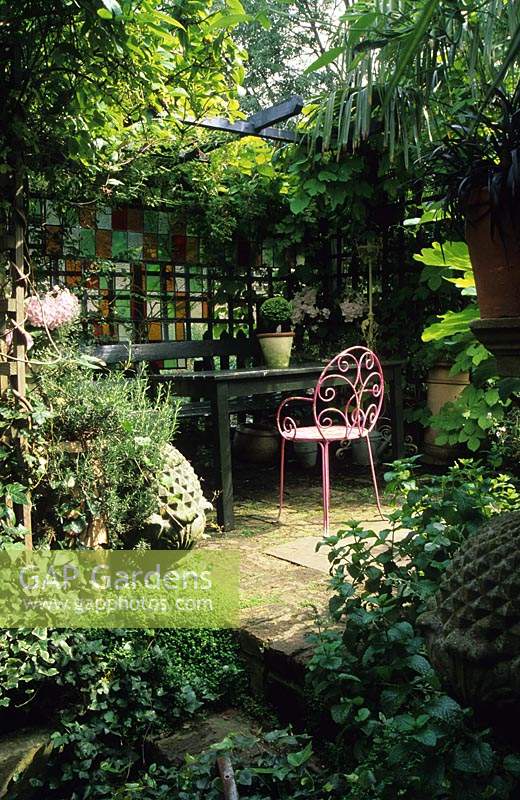 small London town garden Design Jonathan Baillie secluded shady covered eating area with table and chairs