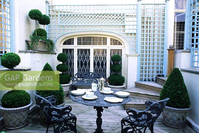 roof garden London Design Stephen Crisp boxwood topiary blue trellis table and chairs
