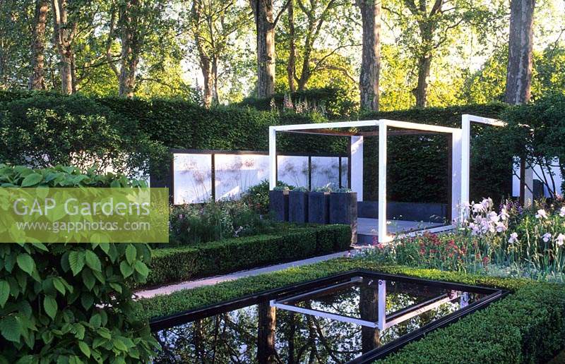 Chelsea flower show 2008 design Philip Nixon minimal contemporay reflective reflections water garden May