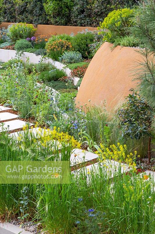 The Dubai Majlis Garden. Designed by Thomas Hoblyn. Sponsored by Dubai. RHS Chelsea Flower Show, 2019.