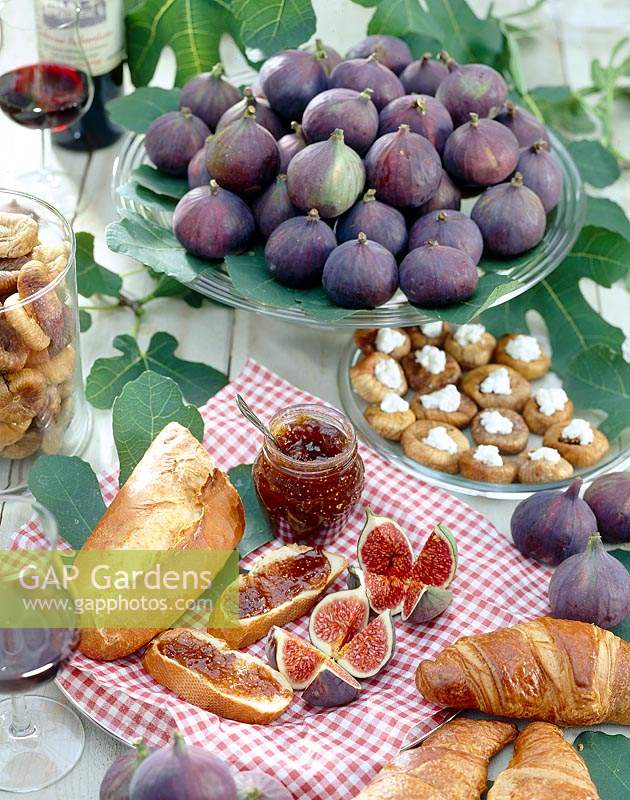 Sweet figs and bread 