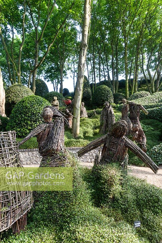 Figures by Agneska Gradzik with Muehlenbeckia complexa ground cover. Les Jardins D'Etretat. Les Jardins D'etretat, Normandy, France.