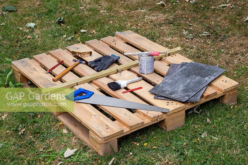 Materials and tools for a pallet bar