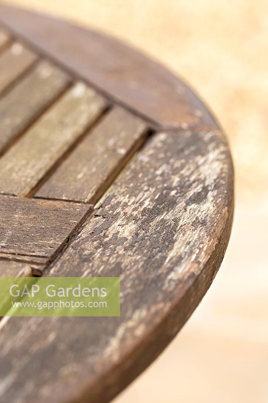 Garden furniture set in need of maintenance - before shot